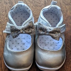 Never been worn silver bow shoes sz 3.5